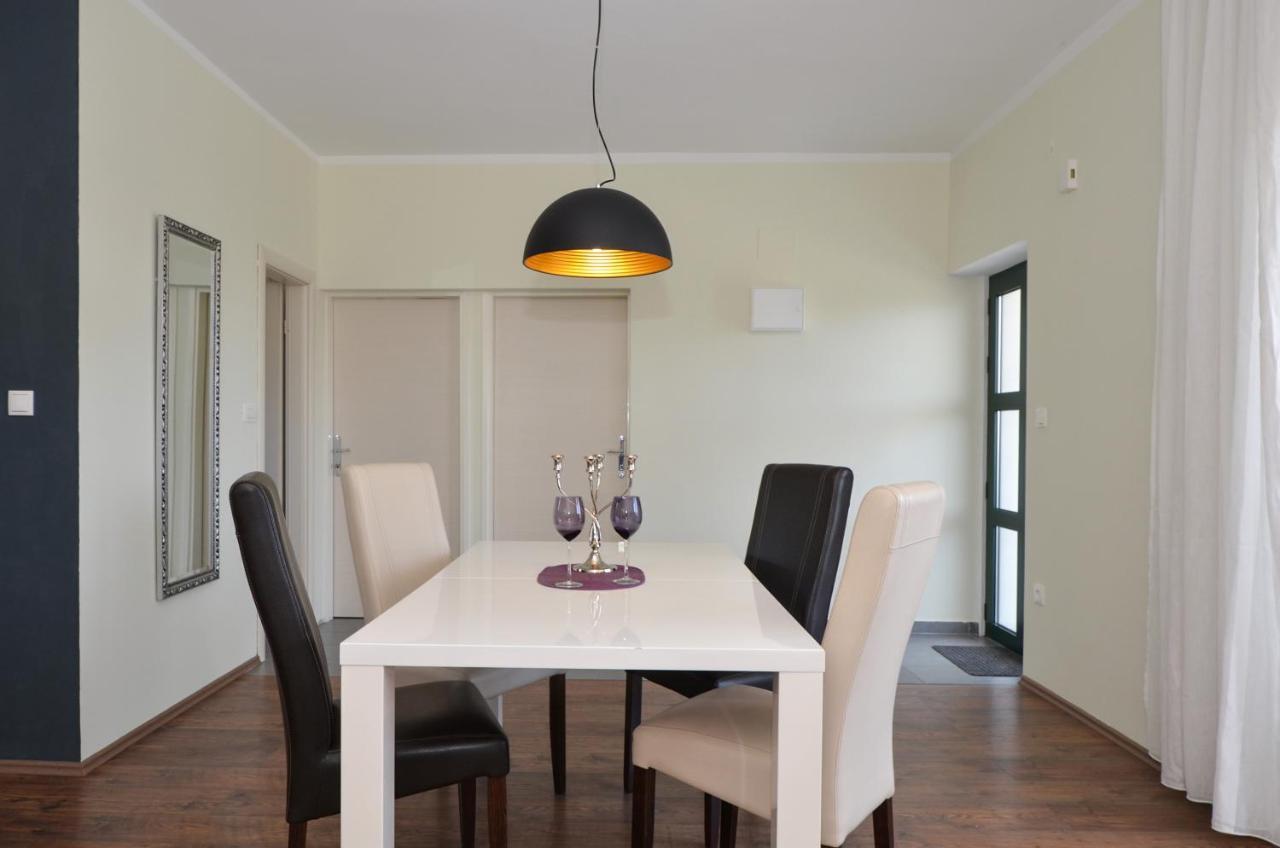 Holiday Home Nevera Kastela Ngoại thất bức ảnh